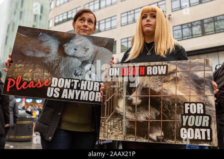 Leicester Square, London, UK. 23 Okt, 2019. Gegen pelz Demonstranten versammeln sich in Leicester Square vor einem Mach durch die Londoner für Tiere misshandelt, gefoltert und ermordet, die für ihr Fell. Penelope Barritt/Alamy leben Nachrichten Stockfoto