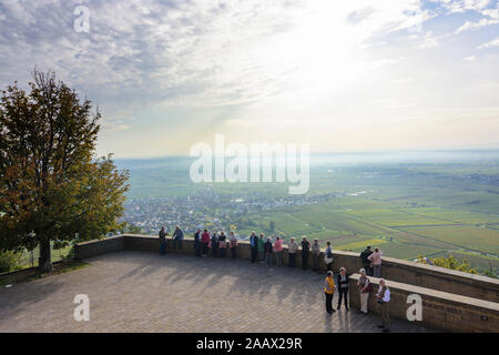 Neustadt an der Weinstraße: Besucher auf der Terrasse des Hambacher Schloss (Hambacher Schloss), blick auf Dorf Diedesfeld, Weinberg in Prüm, Deutscher Wein Stockfoto