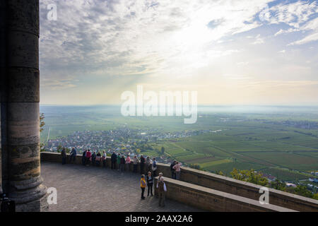 Neustadt an der Weinstraße: Besucher auf der Terrasse des Hambacher Schloss (Hambacher Schloss), blick auf Dorf Diedesfeld, Weinberg in Prüm, Deutscher Wein Stockfoto