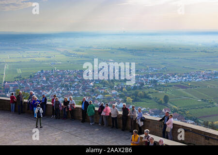 Neustadt an der Weinstraße: Besucher auf der Terrasse des Hambacher Schloss (Hambacher Schloss), blick auf Dorf Diedesfeld, Weinberg in Prüm, Deutscher Wein Stockfoto