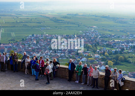 Neustadt an der Weinstraße: Besucher auf der Terrasse des Hambacher Schloss (Hambacher Schloss), blick auf Dorf Diedesfeld, Weinberg in Prüm, Deutscher Wein Stockfoto