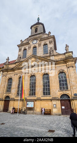 Bayreuth 2019. Externe Fassade der Spitalkirche. Wir sind an einem bewölkten Sommermorgen. August 2019 in Bayreuth. Stockfoto