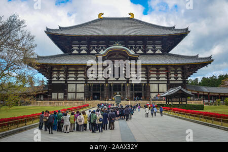 Nara, Japan - Apr 10, 2019. Menschen besuchen den Todaiji Tempel in Nara, Japan. Todai-ji ist Nara beliebteste Touristenattraktion und ein UNESCO-Weltkulturerbe, Sitzen Stockfoto