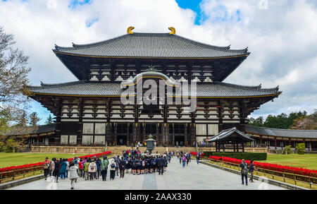 Nara, Japan - Apr 10, 2019. Menschen besuchen den Todaiji Tempel in Nara, Japan. Todai-ji ist Nara beliebteste Touristenattraktion und ein UNESCO-Weltkulturerbe, Sitzen Stockfoto