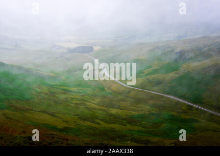 Misty Blick aus den Bergen in Snowdonia snowdon National Park, Wales. Stockfoto
