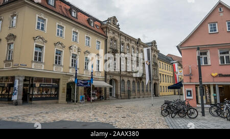 Bayreuth 2019. Typische Gebäude an der Hauptstraße der Stadt entfernt. Die zentrale Straße ist sehr beliebt bei Touristen und Bürger, die zu gehen Stockfoto