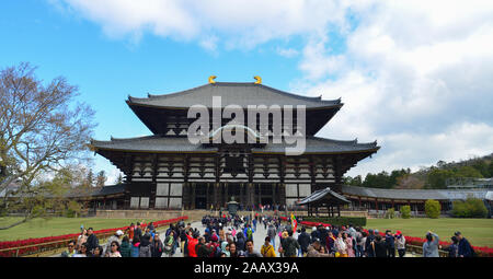 Nara, Japan - Apr 10, 2019. Menschen besuchen den Todaiji Tempel in Nara, Japan. Todai-ji ist Nara beliebteste Touristenattraktion und ein UNESCO-Weltkulturerbe, Sitzen Stockfoto