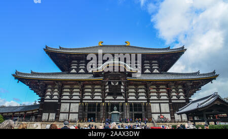 Nara, Japan - Apr 10, 2019. Menschen besuchen den Todaiji Tempel in Nara, Japan. Todai-ji ist Nara beliebteste Touristenattraktion und ein UNESCO-Weltkulturerbe, Sitzen Stockfoto