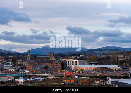 Dumbarton Stadt mit Ben Lomond Stockfoto
