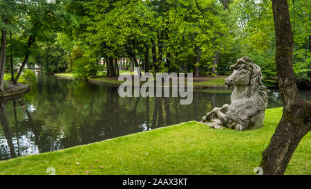 Bayreuth 2019. Statue in der Form eines Pferdes Kopf in den Hofgarten. Die Gärten in der Nähe des Schlosses sind sehr beliebt bei Touristen und Bürger fo Stockfoto