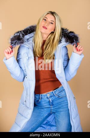Gefühl gemütlich. Frau in gepolsterten warmen Mantel. Grippe und kalt. saisonale Mode. happy Winter Urlaub. Beauty im Winter Kleidung. kalte Jahreszeit einkaufen. Mädchen in aufgeblasen Mantel. fellimitat Mode. Stockfoto