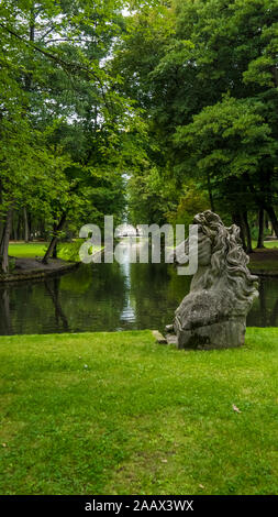 Bayreuth 2019. Statue in der Form eines Pferdes Kopf in den Hofgarten. Die Gärten in der Nähe des Schlosses sind sehr beliebt bei Touristen und Bürger fo Stockfoto