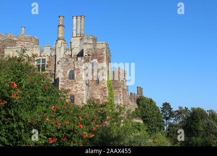 STROUD, ENGLAND, 25. AUGUST 2019: Außenansicht der mittelalterlichen Berkeley Castle in der Nähe von Stroud. Das Schloss ist eine historische Festung für die Öffentlichkeit zugänglich Stockfoto