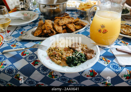 Platte mit Bohnen, Reis, Rindfleisch und einer Karaffe Orangensaft Stockfoto