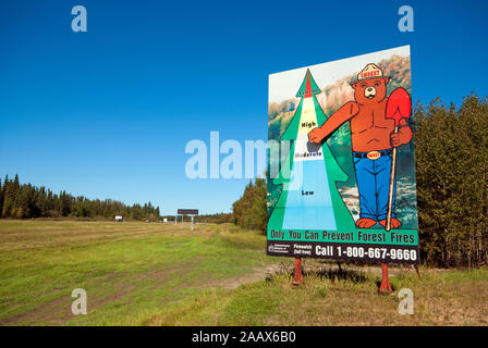 Smokey Bär Fire Warnschild, Saskatchewan, Kanada Stockfoto