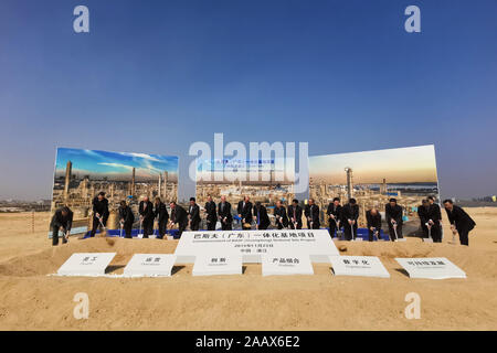 Peking, China. 23 Nov, 2019. Foto an November 23, 2019 zeigt den Beginn der BASF (Guangdong) Verbundstandort Projekt in Zhanjiang, im Süden der chinesischen Provinz Guangdong. Credit: Li Jiale/Xinhua/Alamy leben Nachrichten Stockfoto