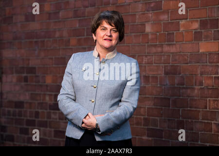 Bitte warten Sie, bis Sonntag, den 24. November um 11 Uhr Arlene Foster, Chef der DUP in der Zentrale der Partei im Osten Belfast. Stockfoto