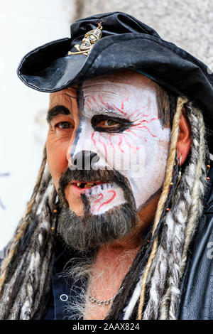 Reifer Mann vom Drumskullz drumming Group an der Faversham Hop Festival. Nahaufnahme des Gesichts Hälfte in Weiß Make-up abgedeckt, verkleidet als Pirat. Stockfoto