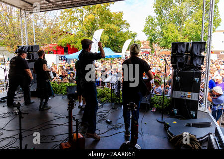 Faversham Hop Festival. Zurück von stage-Ansicht des französischen Rock Band ur Les Docks' spielen ein Konzert, das vor einer verpackten Masse während einem sonnigen Tag. Stockfoto