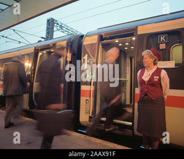 Pendler am Bahnhof 1994 Wakefield, West Yorkshire, Nordengland, Großbritannien, mit neuen 225 Inter City Züge Stockfoto