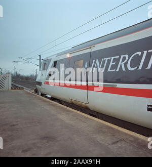 Pendler am Bahnhof 1994 Wakefield, West Yorkshire, Nordengland, Großbritannien, mit neuen 225 Inter City Züge Stockfoto