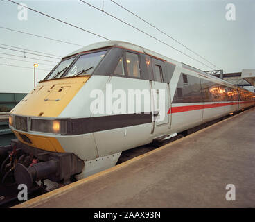 Pendler am Bahnhof 1994 Wakefield, West Yorkshire, Nordengland, Großbritannien, mit neuen 225 Inter City Züge Stockfoto