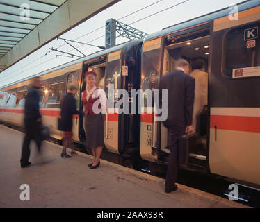 Pendler am Bahnhof 1994 Wakefield, West Yorkshire, Nordengland, Großbritannien, mit neuen 225 Inter City Züge Stockfoto