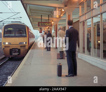 Pendler am Bahnhof 1994 Wakefield, West Yorkshire, Nordengland, Großbritannien, mit neuen 225 Inter City Züge Stockfoto