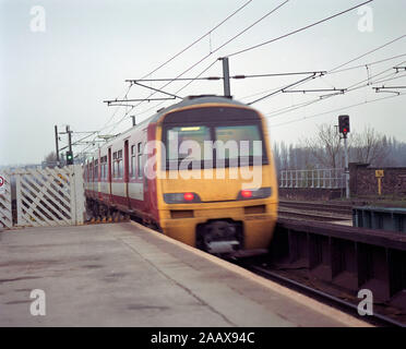 Pendler am Bahnhof 1994 Wakefield, West Yorkshire, Nordengland, Großbritannien, mit neuen 225 Inter City Züge Stockfoto