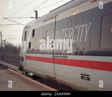 Pendler am Bahnhof 1994 Wakefield, West Yorkshire, Nordengland, Großbritannien, mit neuen 225 Inter City Züge Stockfoto