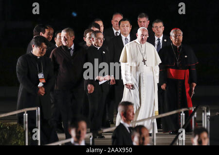Hiroshima, Japan. 24 Nov, 2019. Papst Franziskus kommt an Hiroshima Peace Memorial Park. Papst Franziskus ist in Japan für eine dreitägige (Besuch Nagasaki, Hiroshima) und Tokio (Japan) eine Anti-AKW-Nachricht und beten für den Frieden. Dies ist der erste Papstbesuch in Japan in 38 Jahren. Credit: Rodrigo Reyes Marin/ZUMA Draht/Alamy leben Nachrichten Stockfoto