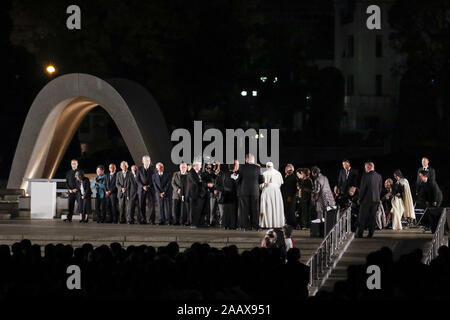 Hiroshima, Japan. 24 Nov, 2019. Papst Franziskus erfüllt die Überlebenden der Atombombe auf Hiroshima Peace Memorial Park. Papst Franziskus ist in Japan für eine dreitägige (Besuch Nagasaki, Hiroshima) und Tokio (Japan) eine Anti-AKW-Nachricht und beten für den Frieden. Dies ist der erste Papstbesuch in Japan in 38 Jahren. Credit: Rodrigo Reyes Marin/ZUMA Draht/Alamy leben Nachrichten Stockfoto