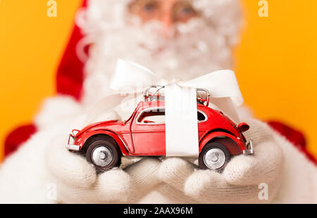 Santa neue moderne Auto Volkswagen Käfer eingewickelt in Bogen Sie Stockfoto