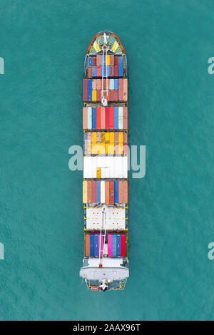 Ansicht von oben, atemberaubenden Blick auf ein Schiff segeln mit Hunderten von farbigen Behälter direkt in den Hafen von Singapur. Stockfoto