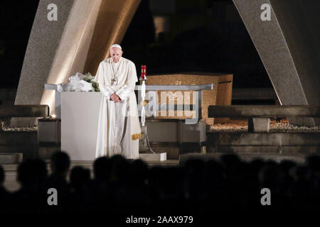 Hiroshima, Japan. 24 Nov, 2019. Papst Franziskus besucht einen Moment der Stille in Hiroshima Peace Memorial Park. Papst Franziskus ist in Japan für eine dreitägige (Besuch Nagasaki, Hiroshima) und Tokio (Japan) eine Anti-AKW-Nachricht und beten für den Frieden. Dies ist der erste Papstbesuch in Japan in 38 Jahren. Credit: Rodrigo Reyes Marin/ZUMA Draht/Alamy leben Nachrichten Stockfoto