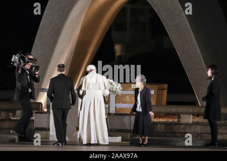 Hiroshima, Japan. 24 Nov, 2019. Papst Franziskus legt einen Kranz für die Opfer der Atombombe auf Hiroshima Peace Memorial Park. Papst Franziskus ist in Japan für eine dreitägige (Besuch Nagasaki, Hiroshima) und Tokio (Japan) eine Anti-AKW-Nachricht und beten für den Frieden. Dies ist der erste Papstbesuch in Japan in 38 Jahren. Credit: Rodrigo Reyes Marin/ZUMA Draht/Alamy leben Nachrichten Stockfoto