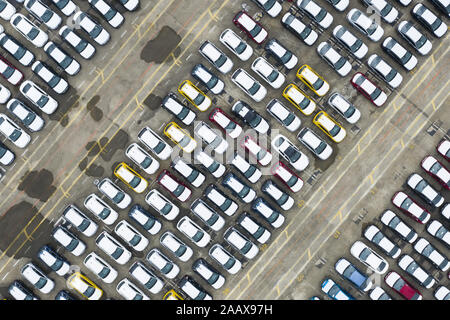 Ansicht von oben, atemberaubenden Blick auf einem Parkplatz voll von ganz neuen Autos bereit exportiert und verkauft werden. Singapur. Stockfoto