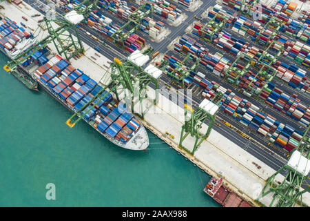 Ansicht von oben, atemberaubenden Blick auf den Hafen von Singapur mit Hunderten von farbigen Behälter bereit zum Laden auf den Frachtschiffen. Stockfoto