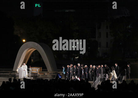 Hiroshima, Japan. 24 Nov, 2019. Papst Franziskus besucht einen Moment der Stille in Hiroshima Peace Memorial Park. Papst Franziskus ist in Japan für eine dreitägige (Besuch Nagasaki, Hiroshima) und Tokio (Japan) eine Anti-AKW-Nachricht und beten für den Frieden. Dies ist der erste Papstbesuch in Japan in 38 Jahren. Credit: Rodrigo Reyes Marin/ZUMA Draht/Alamy leben Nachrichten Stockfoto
