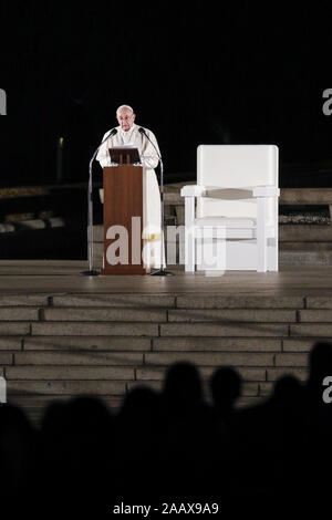 Hiroshima, Japan. 24 Nov, 2019. Papst Franziskus liefert eine Rede in Hiroshima Peace Memorial Park. Papst Franziskus ist in Japan für eine dreitägige (Besuch Nagasaki, Hiroshima) und Tokio (Japan) eine Anti-AKW-Nachricht und beten für den Frieden. Dies ist der erste Papstbesuch in Japan in 38 Jahren. Credit: Rodrigo Reyes Marin/ZUMA Draht/Alamy leben Nachrichten Stockfoto
