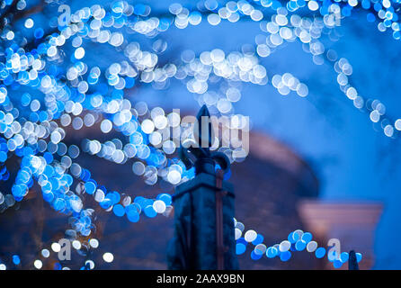 Iron Fleur de Lis, französischer Seerosenzaun mit blauem Bokeh-Hintergrund. Stockfoto