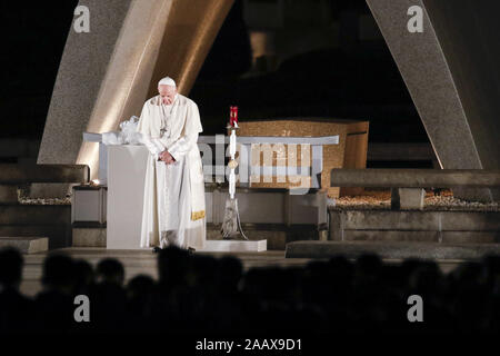 Hiroshima, Japan. 24 Nov, 2019. Papst Franziskus besucht einen Moment der Stille in Hiroshima Peace Memorial Park. Papst Franziskus ist in Japan für eine dreitägige (Besuch Nagasaki, Hiroshima) und Tokio (Japan) eine Anti-AKW-Nachricht und beten für den Frieden. Dies ist der erste Papstbesuch in Japan in 38 Jahren. Credit: Rodrigo Reyes Marin/ZUMA Draht/Alamy leben Nachrichten Stockfoto