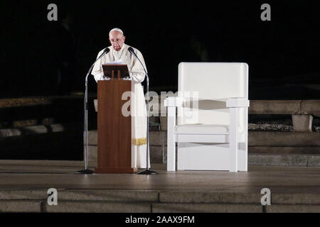 Hiroshima, Japan. 24 Nov, 2019. Papst Franziskus liefert eine Rede in Hiroshima Peace Memorial Park. Papst Franziskus ist in Japan für eine dreitägige (Besuch Nagasaki, Hiroshima) und Tokio (Japan) eine Anti-AKW-Nachricht und beten für den Frieden. Dies ist der erste Papstbesuch in Japan in 38 Jahren. Credit: Rodrigo Reyes Marin/ZUMA Draht/Alamy leben Nachrichten Stockfoto