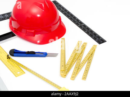 Foto der Helm und Tools für Konstruktionszeichnungen und Gebäuden Stockfoto