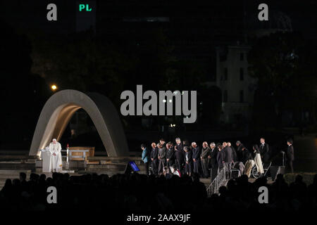 Hiroshima, Japan. 24 Nov, 2019. Papst Franziskus besucht einen Moment der Stille in Hiroshima Peace Memorial Park. Papst Franziskus ist in Japan für eine dreitägige (Besuch Nagasaki, Hiroshima) und Tokio (Japan) eine Anti-AKW-Nachricht und beten für den Frieden. Dies ist der erste Papstbesuch in Japan in 38 Jahren. Credit: Rodrigo Reyes Marin/ZUMA Draht/Alamy leben Nachrichten Stockfoto
