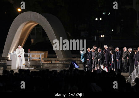 Hiroshima, Japan. 24 Nov, 2019. Papst Franziskus besucht einen Moment der Stille in Hiroshima Peace Memorial Park. Papst Franziskus ist in Japan für eine dreitägige (Besuch Nagasaki, Hiroshima) und Tokio (Japan) eine Anti-AKW-Nachricht und beten für den Frieden. Dies ist der erste Papstbesuch in Japan in 38 Jahren. Credit: Rodrigo Reyes Marin/ZUMA Draht/Alamy leben Nachrichten Stockfoto