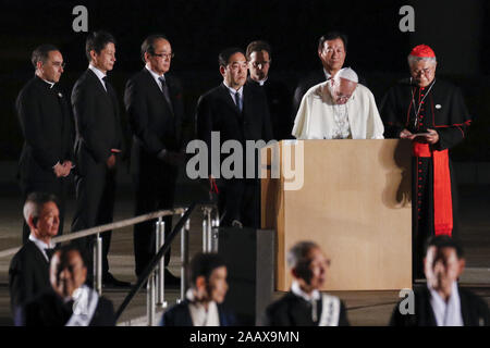 Hiroshima, Japan. 24 Nov, 2019. Papst Franziskus zeichen Buch eines Besuchers in Hiroshima Peace Memorial Park. Papst Franziskus ist in Japan für eine dreitägige (Besuch Nagasaki, Hiroshima) und Tokio (Japan) eine Anti-AKW-Nachricht und beten für den Frieden. Dies ist der erste Papstbesuch in Japan in 38 Jahren. Credit: Rodrigo Reyes Marin/ZUMA Draht/Alamy leben Nachrichten Stockfoto