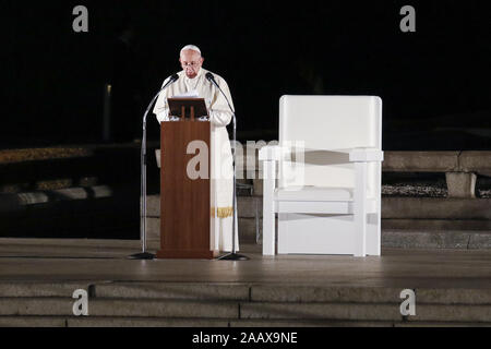 Hiroshima, Japan. 24 Nov, 2019. Papst Franziskus liefert eine Rede in Hiroshima Peace Memorial Park. Papst Franziskus ist in Japan für eine dreitägige (Besuch Nagasaki, Hiroshima) und Tokio (Japan) eine Anti-AKW-Nachricht und beten für den Frieden. Dies ist der erste Papstbesuch in Japan in 38 Jahren. Credit: Rodrigo Reyes Marin/ZUMA Draht/Alamy leben Nachrichten Stockfoto