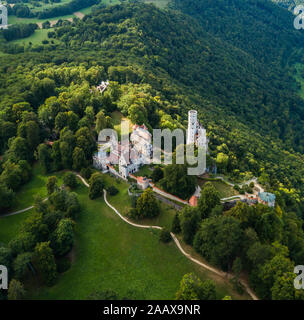 Luftaufnahme von Schloss Lichtenstein bei bewölktem Himmel. Deutschland im Sommer Stockfoto