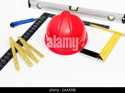Foto der Helm und Tools für Konstruktionszeichnungen und Gebäuden Stockfoto
